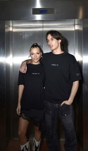 'ЧАКАМ ТÉ' Тéниска