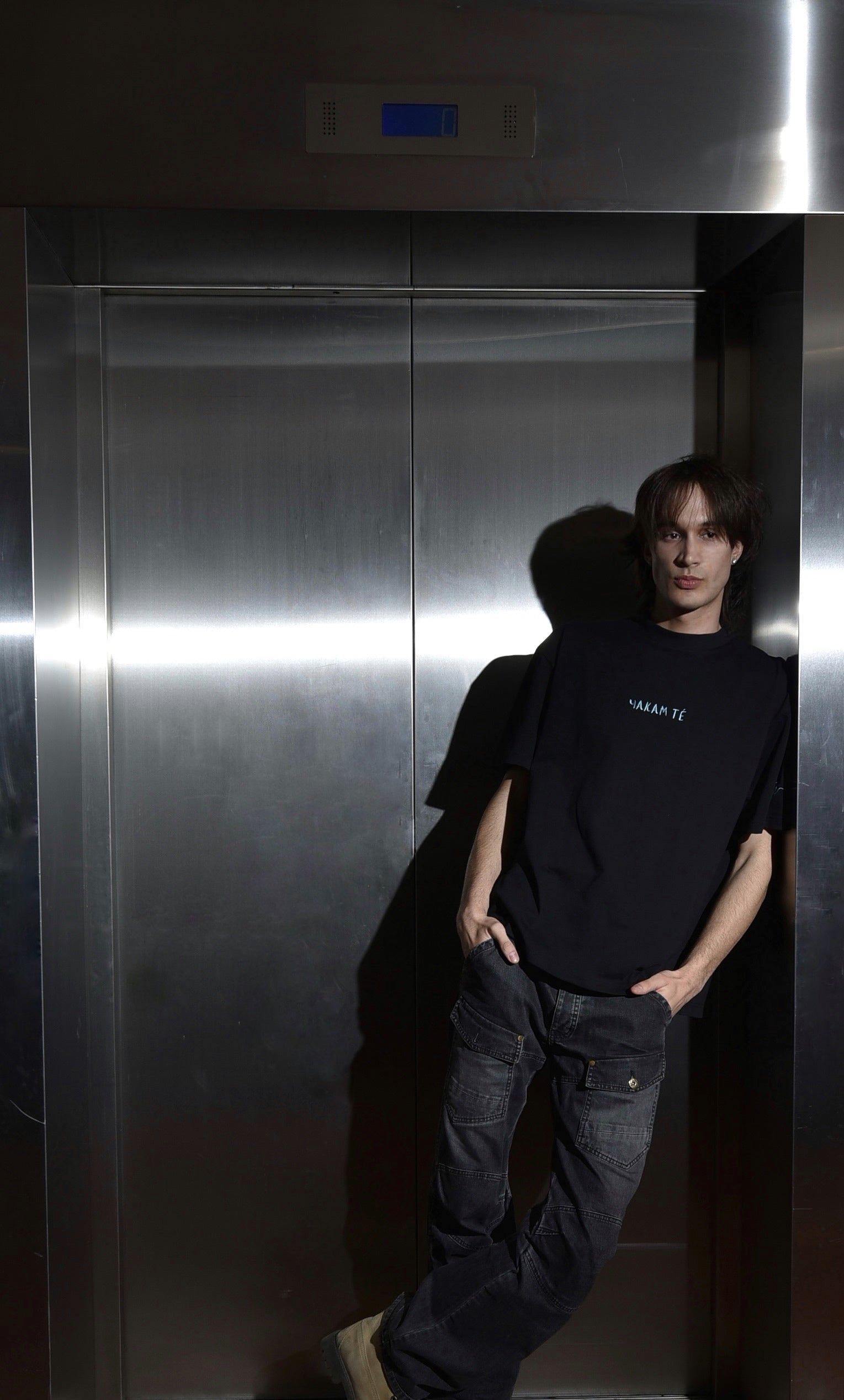 'ЧАКАМ ТÉ' Тéниска